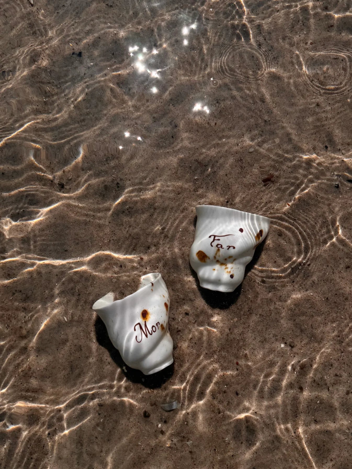 Keramisk kop med 'mor' skrevet på fra Studio Aarhus. Kan indeholde 175 ml. Måler H9, D8 cm. Køb hos butikalrum.dk.