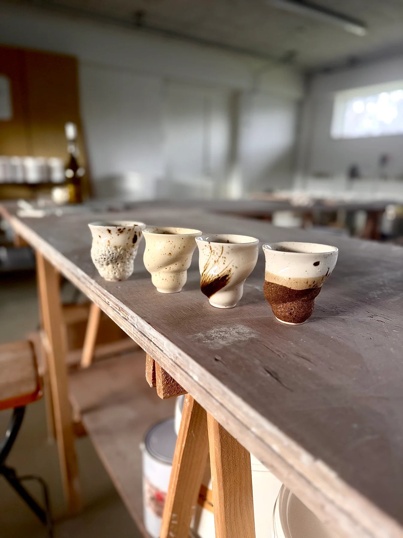 Håndlavet Skal kop fra Studio Aarhus inspireret af de smukke store svaneæg med deres fløjsbløde og matte overflade. Inspireret af svaneæg – unikt dansk design i keramik fra Butik Alrum på Amager i København.