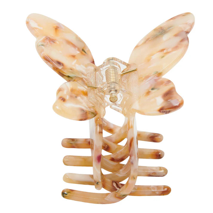 Sommerfugleformet hårklemme i rødlig beige farve Sand Granite – håndlavet og elegant håraccessory.