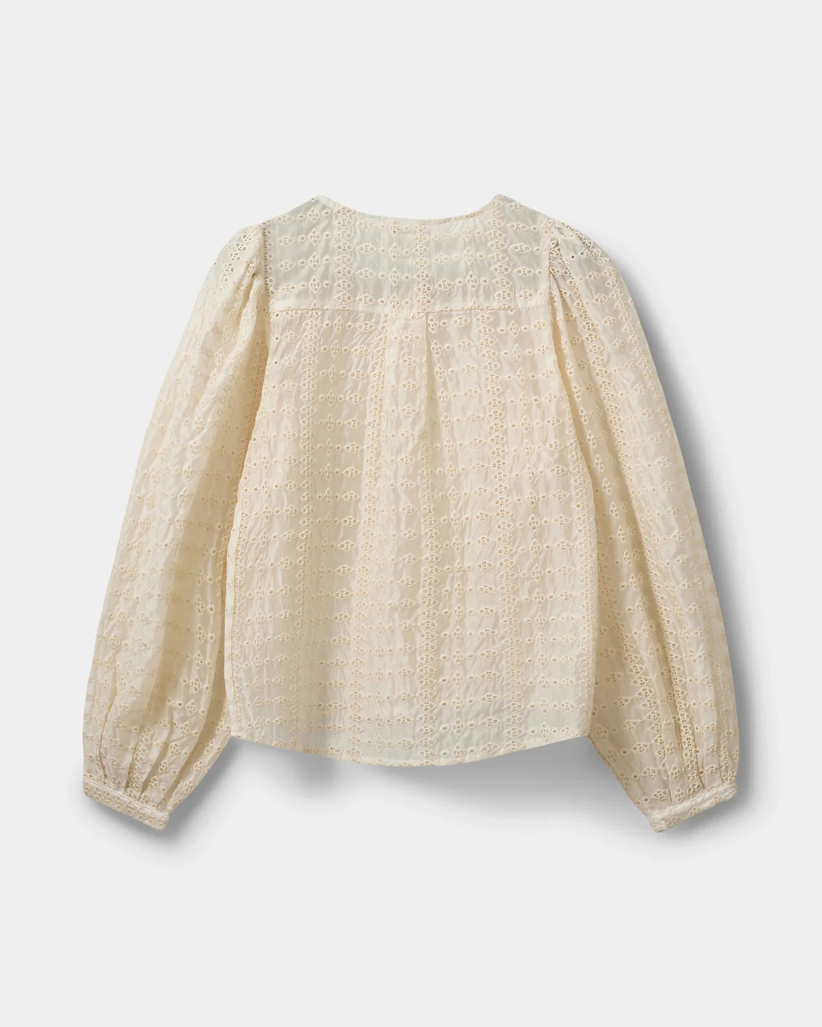 CoraSW skjorte i creme med broderie anglaise – fås hos butikalrum.dk