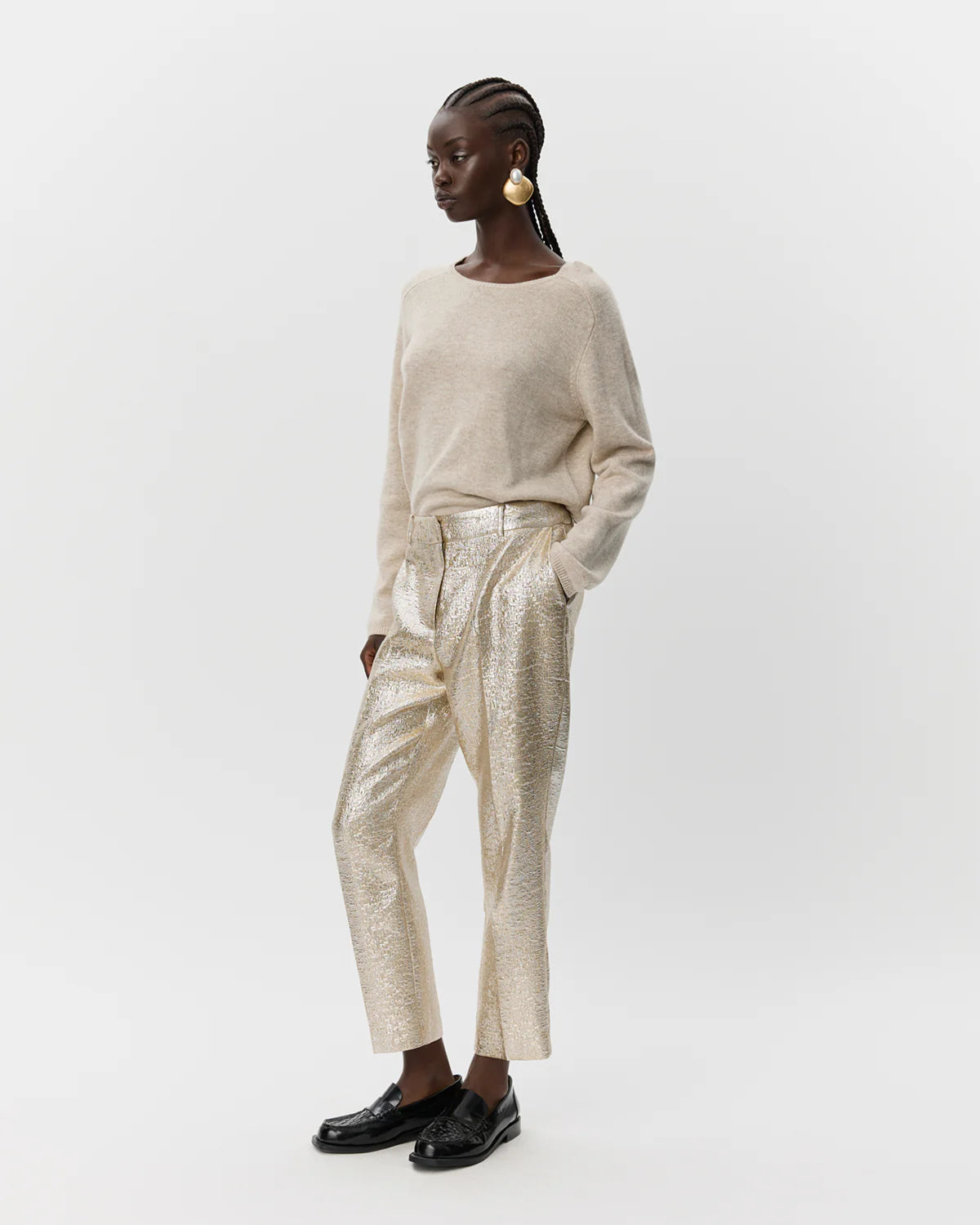 Guldfarvede bukser fra Sofie Schnoor med metallisk finish – perfekte til fest og nytår, køb hos butikalrum.dk