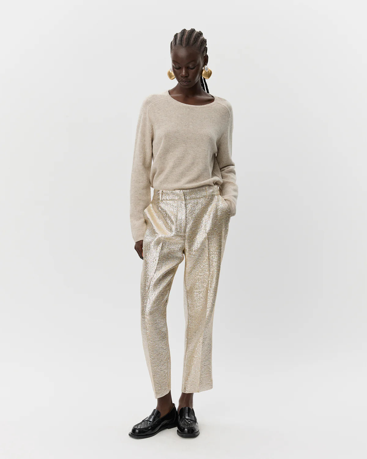 Guldfarvede bukser fra Sofie Schnoor med metallisk finish – perfekte til fest og nytår, køb hos butikalrum.dk