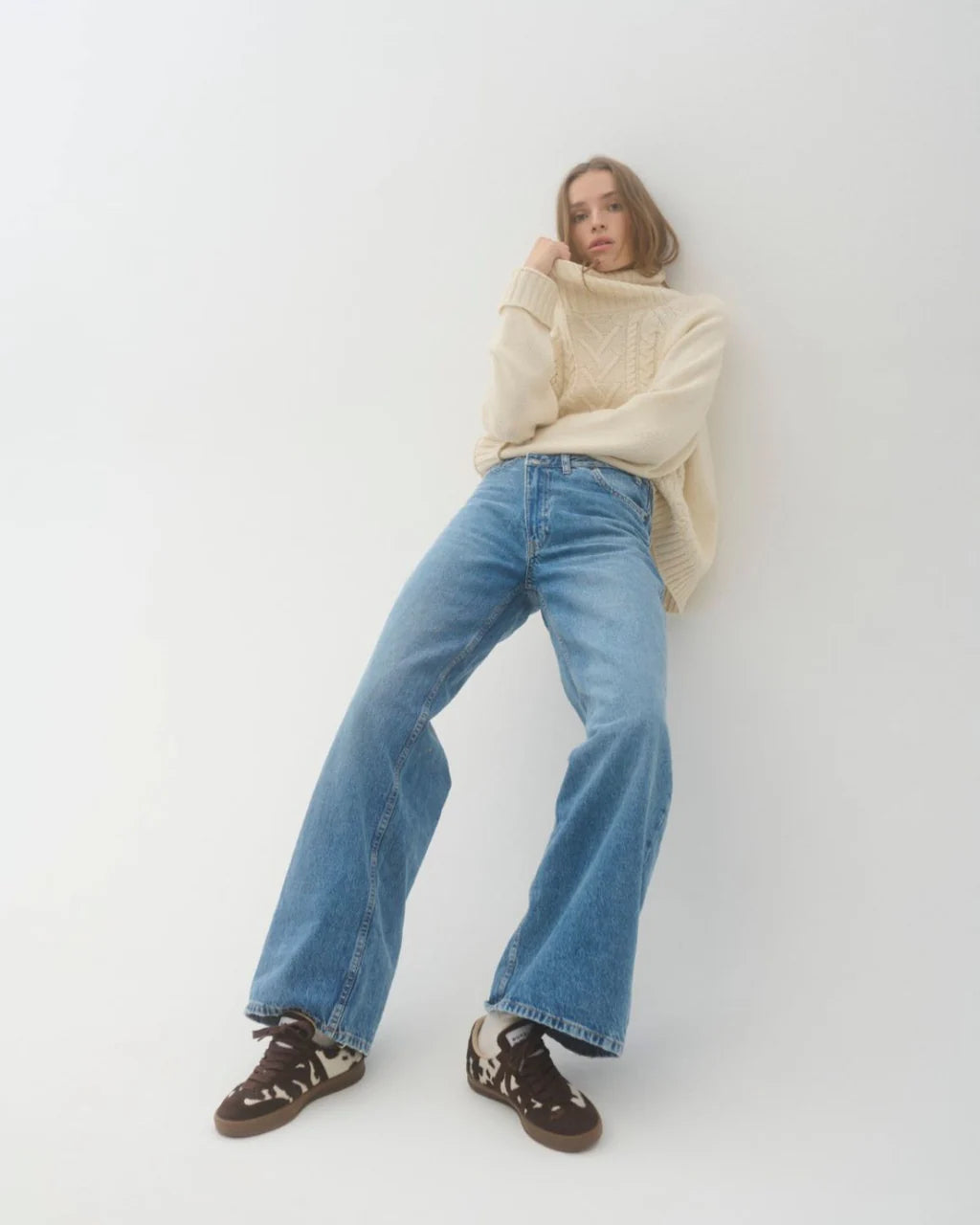 Off-white Cana Cable Knit med klassisk kabelstrik og boxy pasform, købt hos butikalrum.dk