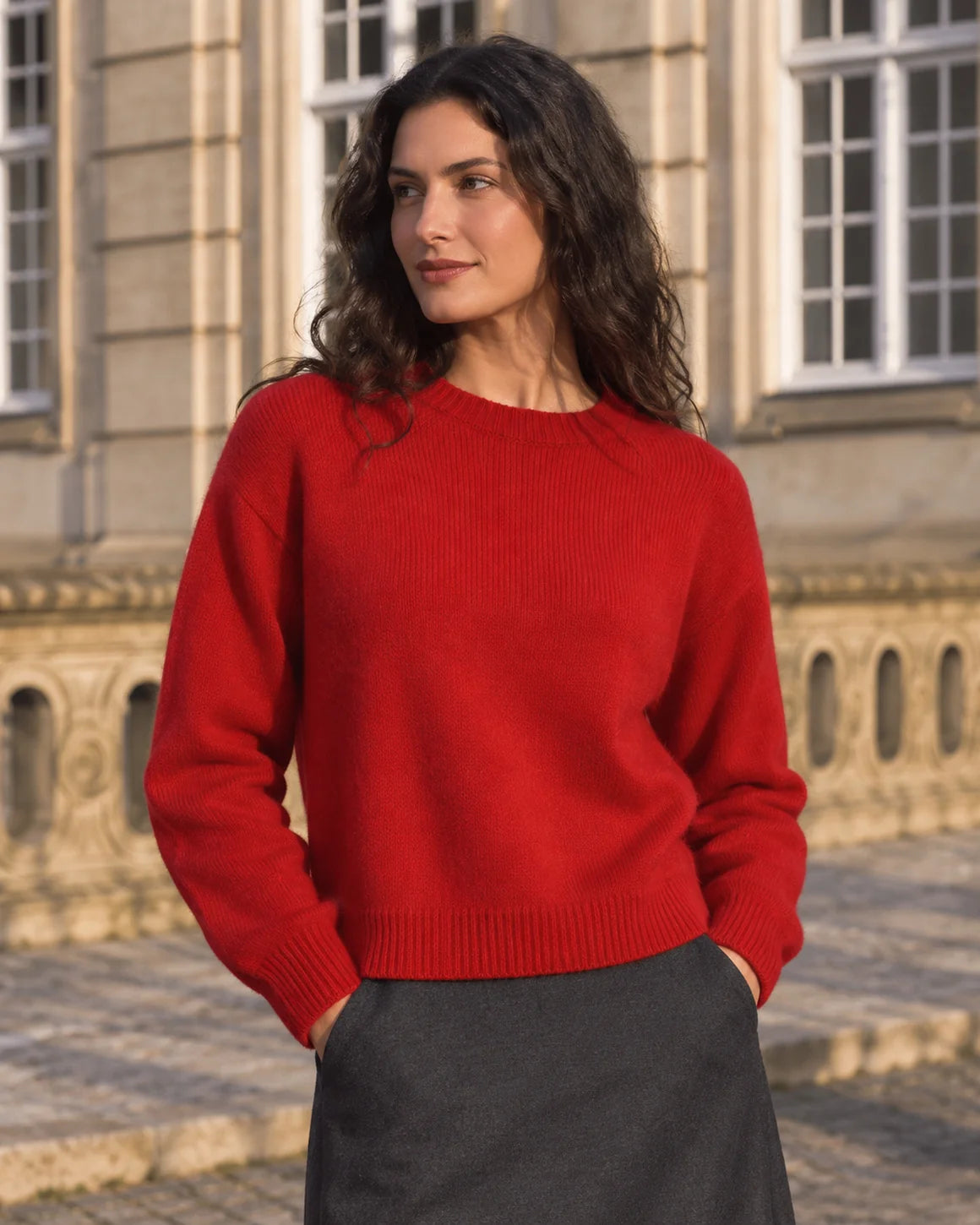 Carol Knit fra La Rouge i en flot rød farve, blød strik med alpaka og uld – køb hos butikalrum.dk.