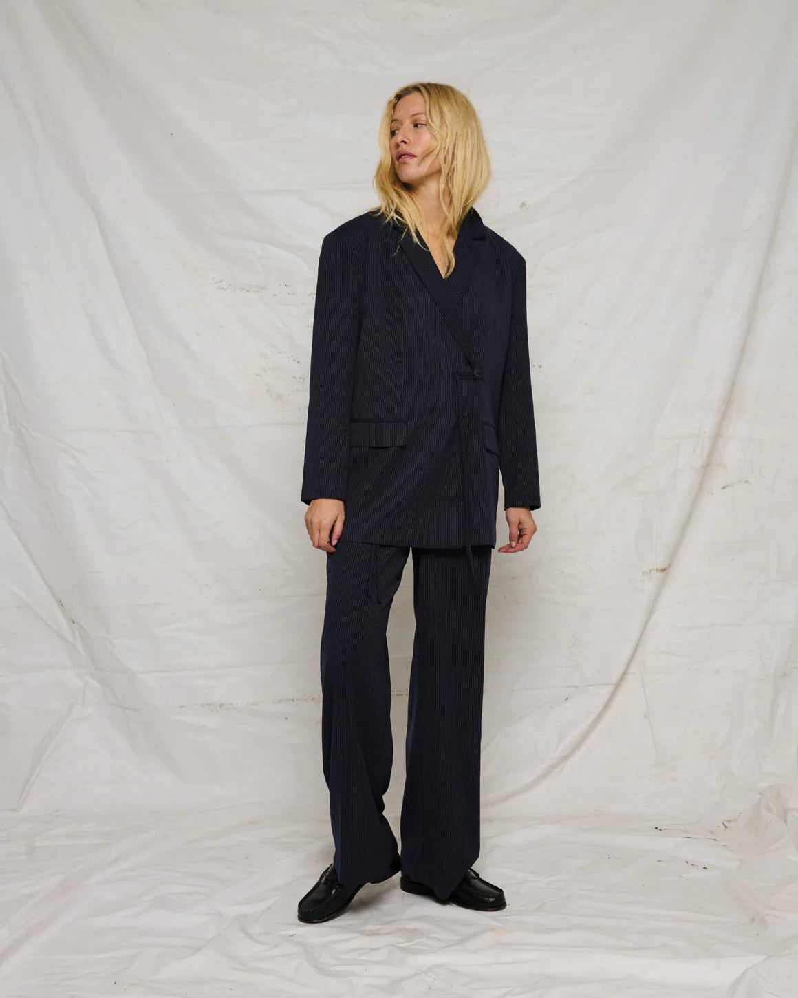 Catrine Blazer – nålestribet oversized blazer med klassisk revers, knaplukning og snordetalje.