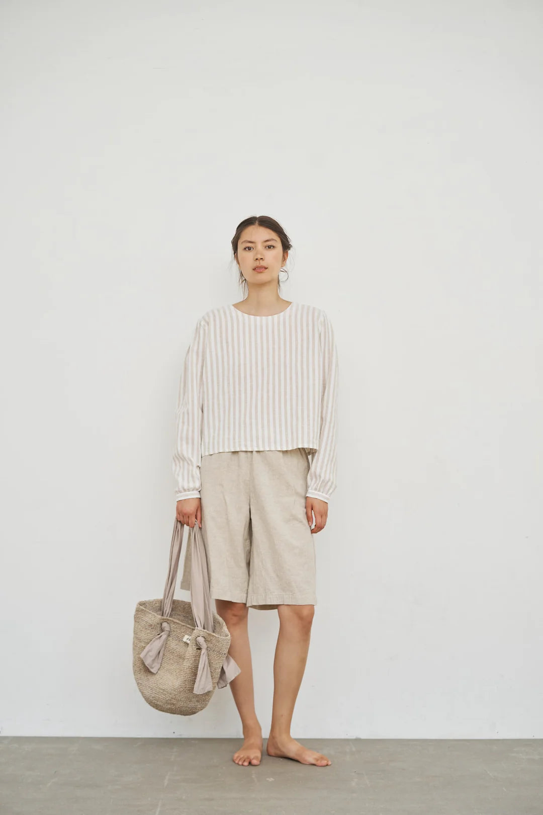 CECILIE-shorts i økologisk bomuld og hør – knælange, afslappede shorts med elastisk talje og sidelommer.