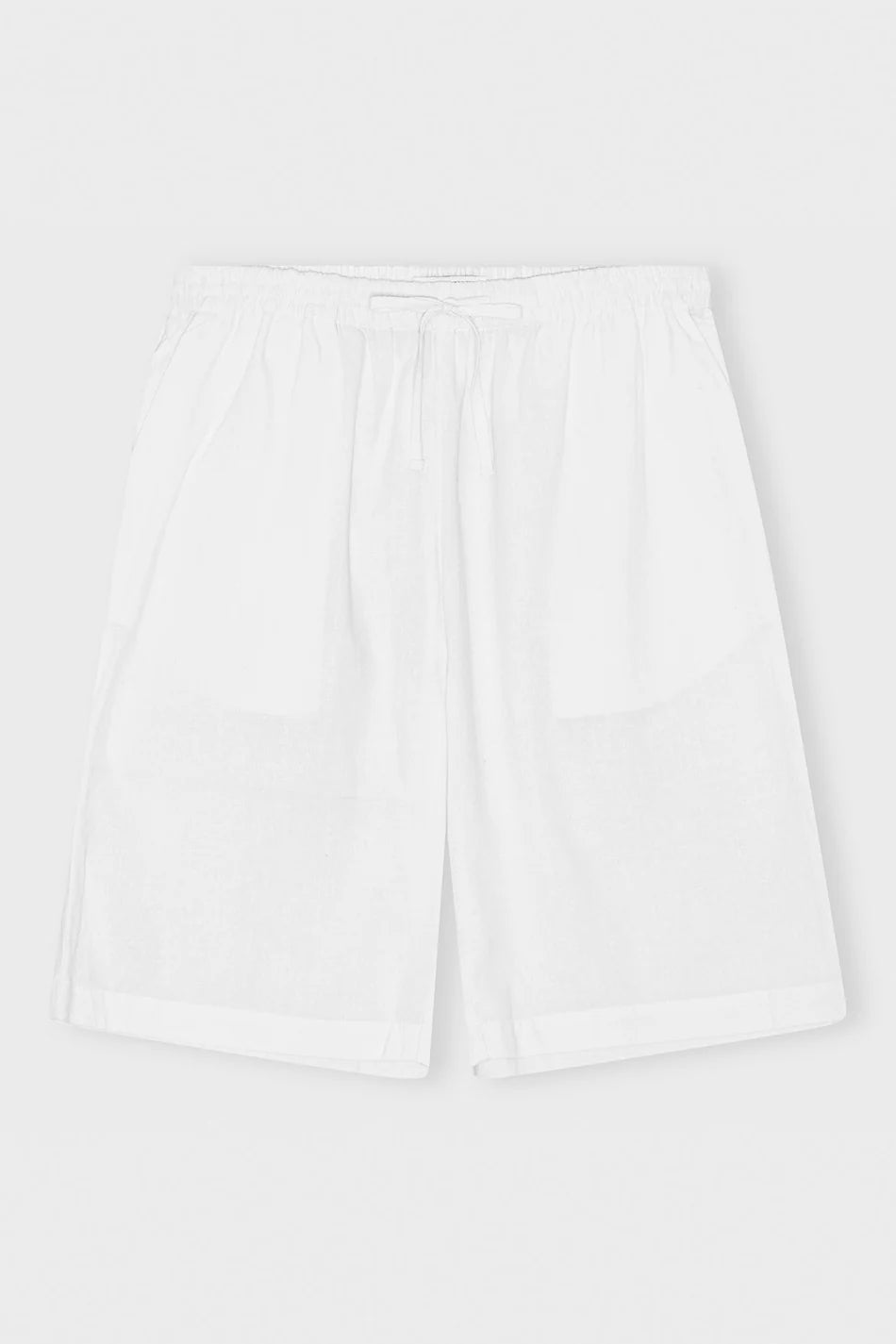 Hvide shorts fra carebyme med snor i taljen og et relaxed look.