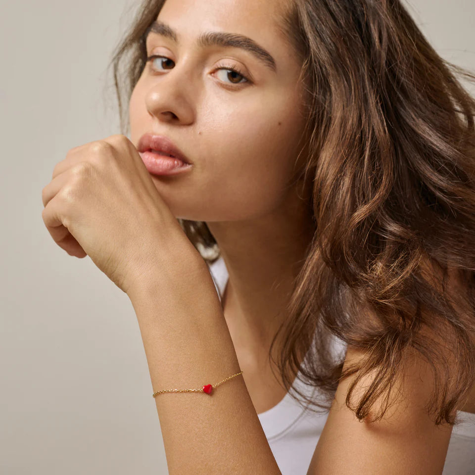 Armbånd i forgyldt sterling sølv med rødt emaljehjerte.