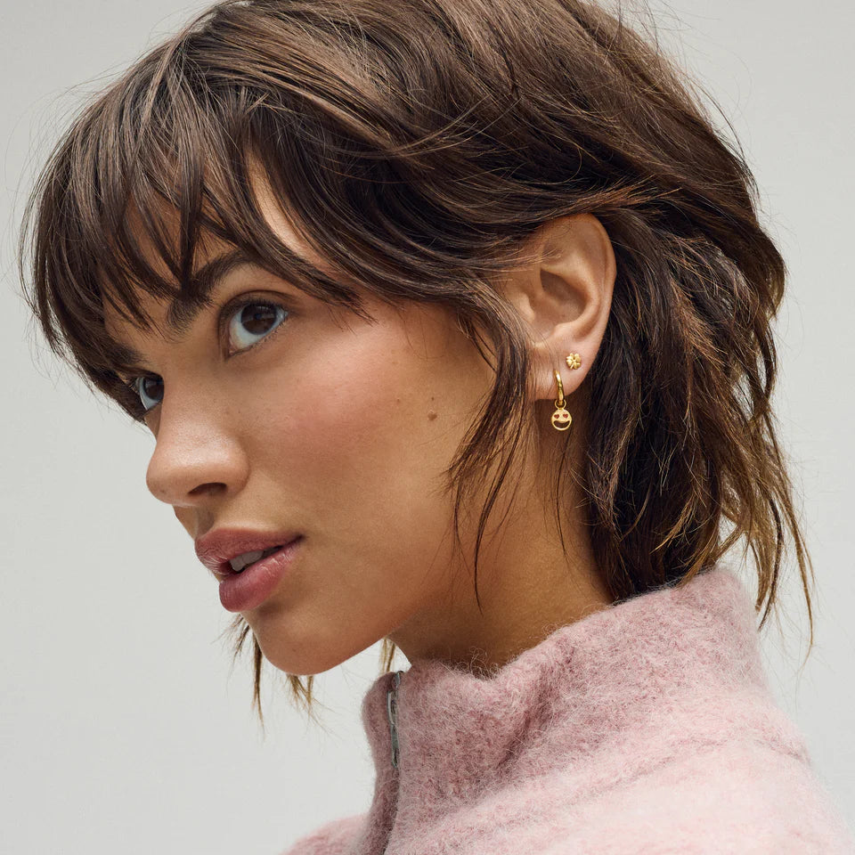 Guld charm til hoops, halskæder eller armbånd formet som smilende smiley med røde hjerter for øjnene.