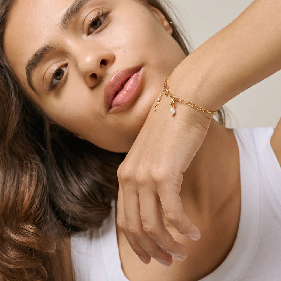 Forgyldt sterling sølv vedhæng med hvid ferskvandsperle.