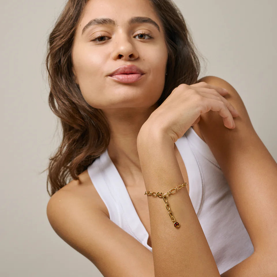 Guld charm til hoops, halskæder eller armbånd formet som smilende smiley med røde hjerter for øjnene.