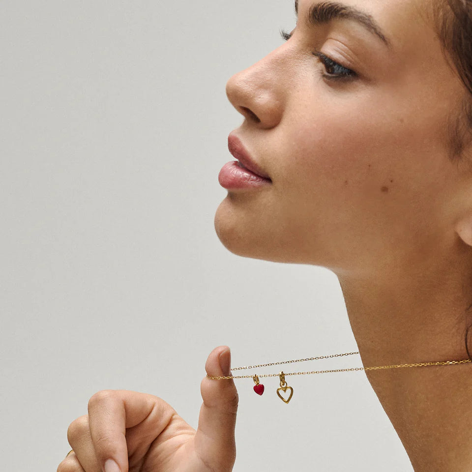 Charm i forgyldt sterling sølv fra Enamel formet som et organisk hjerte.