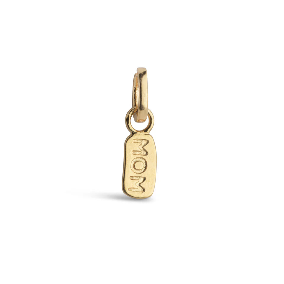 Charms vedhæng i guld med MOM skrevet på til halskæder og armbånd.