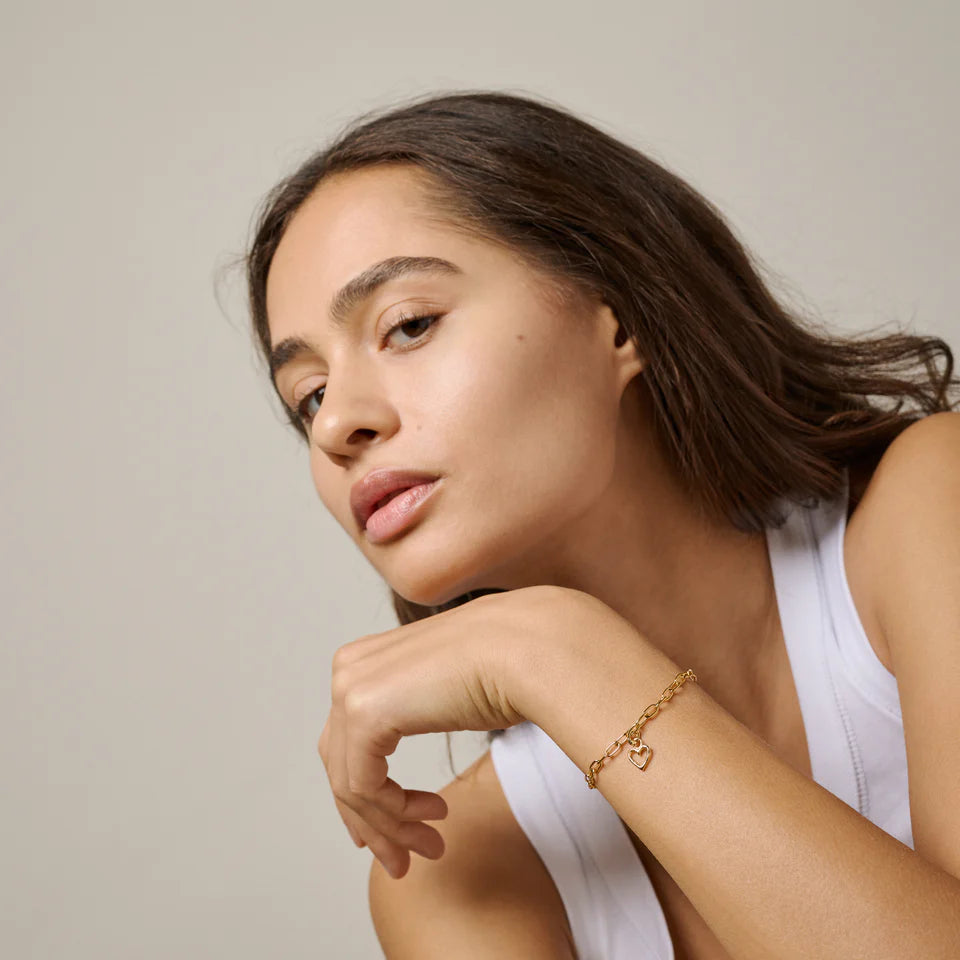 Charm i forgyldt sterling sølv fra Enamel formet som et organisk hjerte.