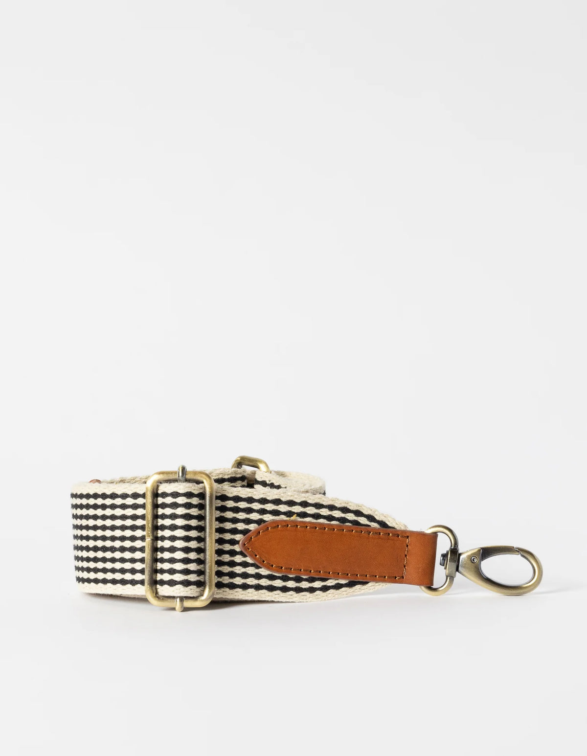 Checkered Webbing Strap fra O My Bag i sort og hvid med guldfarvede spænder – køb hos butikalrum.dk.