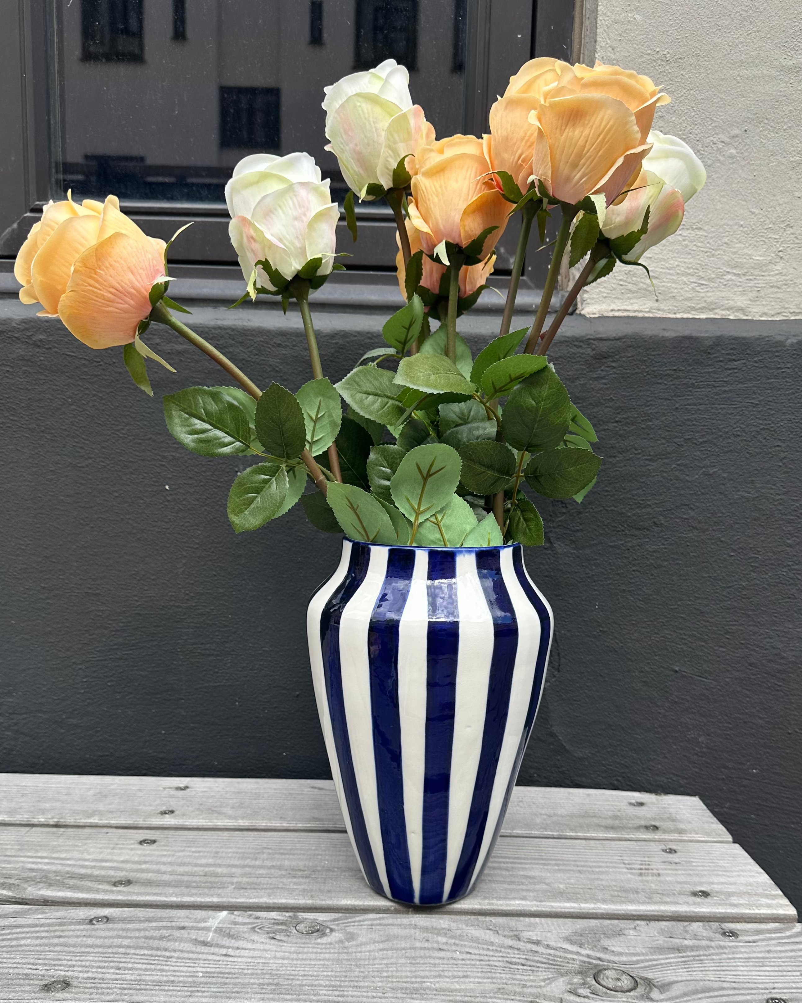 Christine Thuesen Sailor vase stor med brede navy striber – håndlavet porcelæn vase med elegant og moderne design.