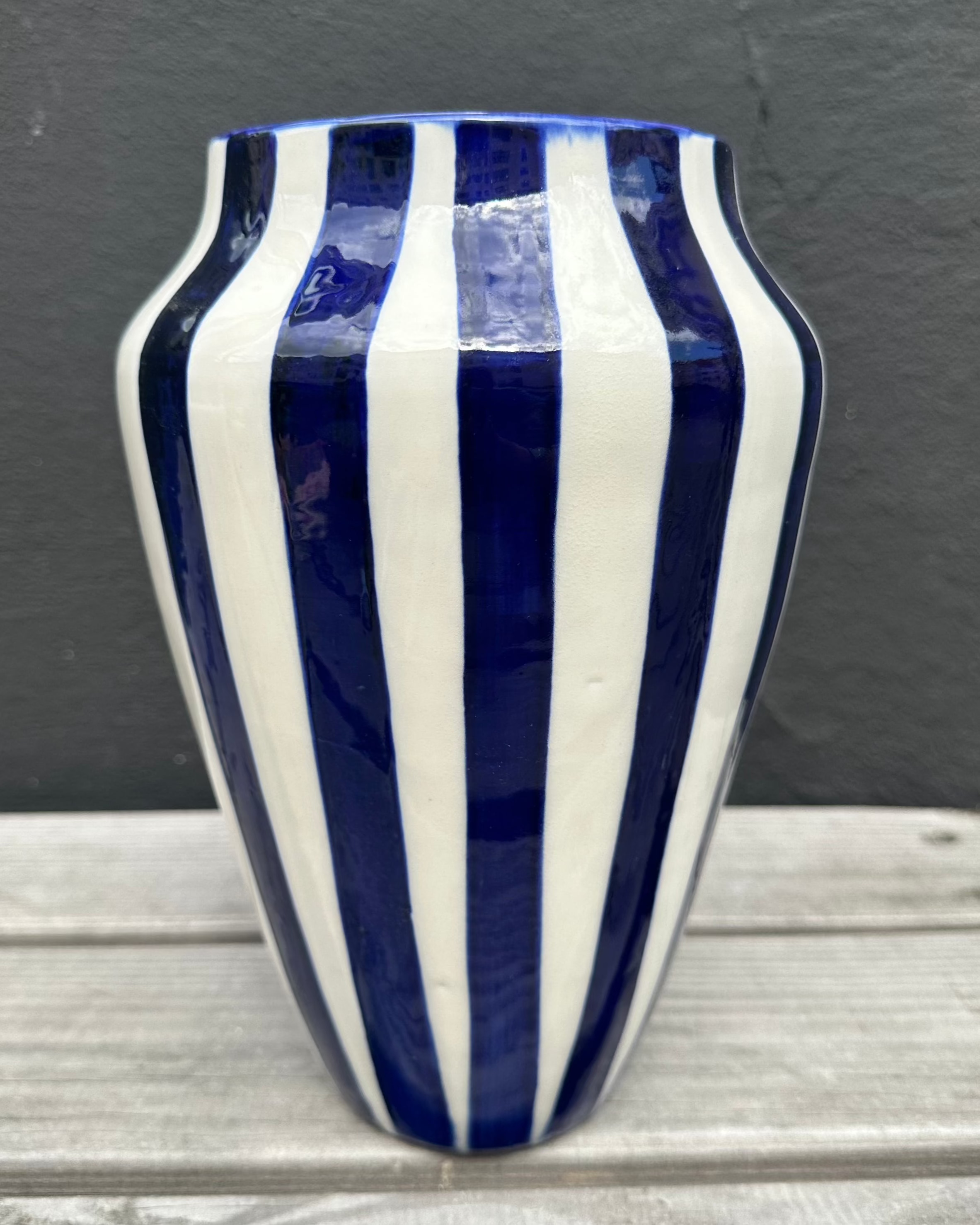 Christine Thuesen Sailor vase stor med brede navy striber – håndlavet porcelæn vase med elegant og moderne design.