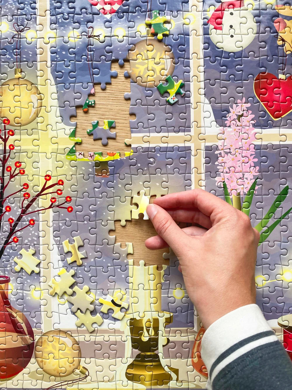 Christmas Window puslespil fra ViSSEVASSE med 500 brikker og hyggeligt julemotiv – køb hos butikalrum.dk.