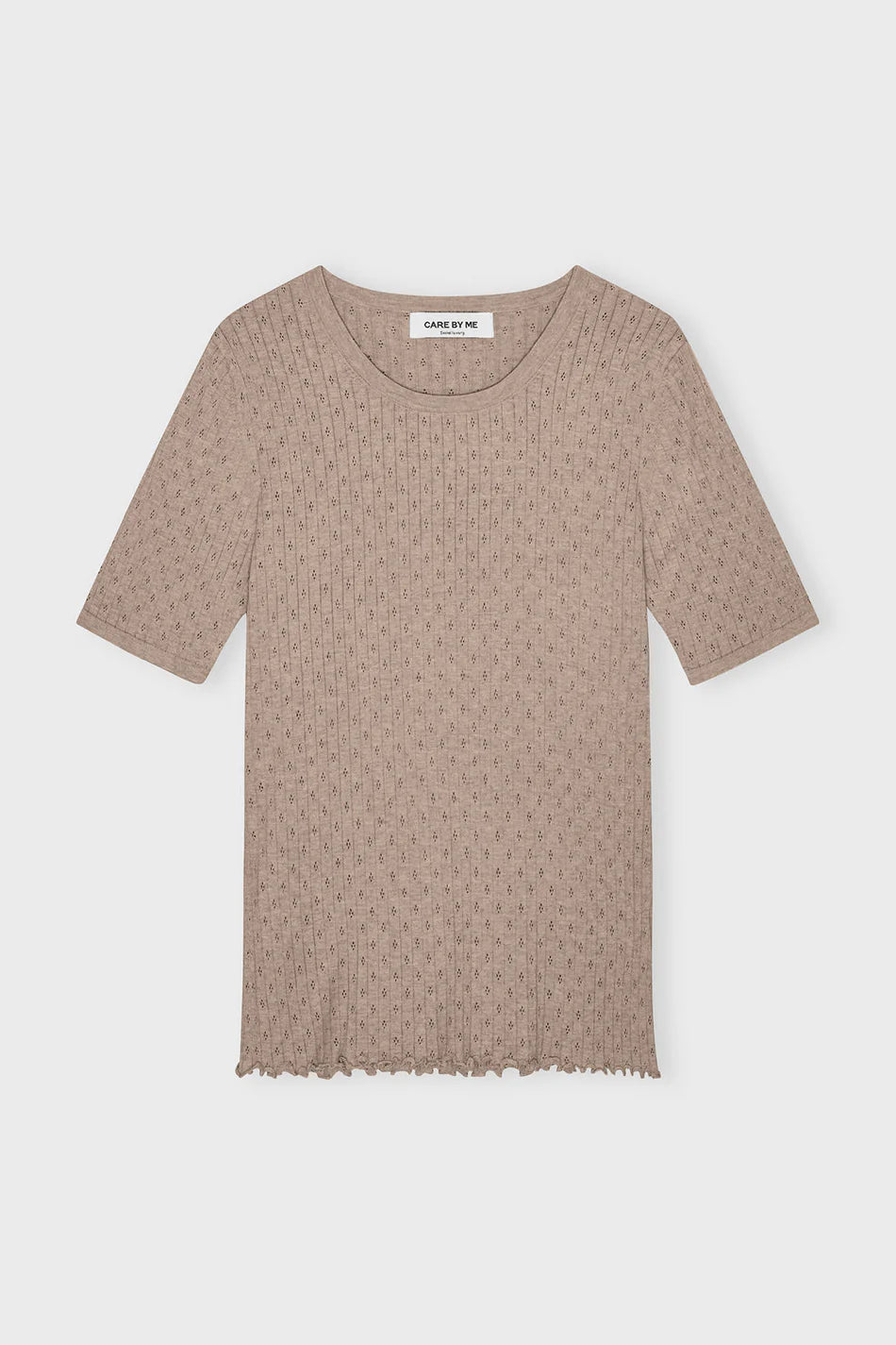 Feminine Clara T-shirt fra Care by Me i blød blanding af silke, bomuld og cashmere med korte ærmer og baby lock-kanter