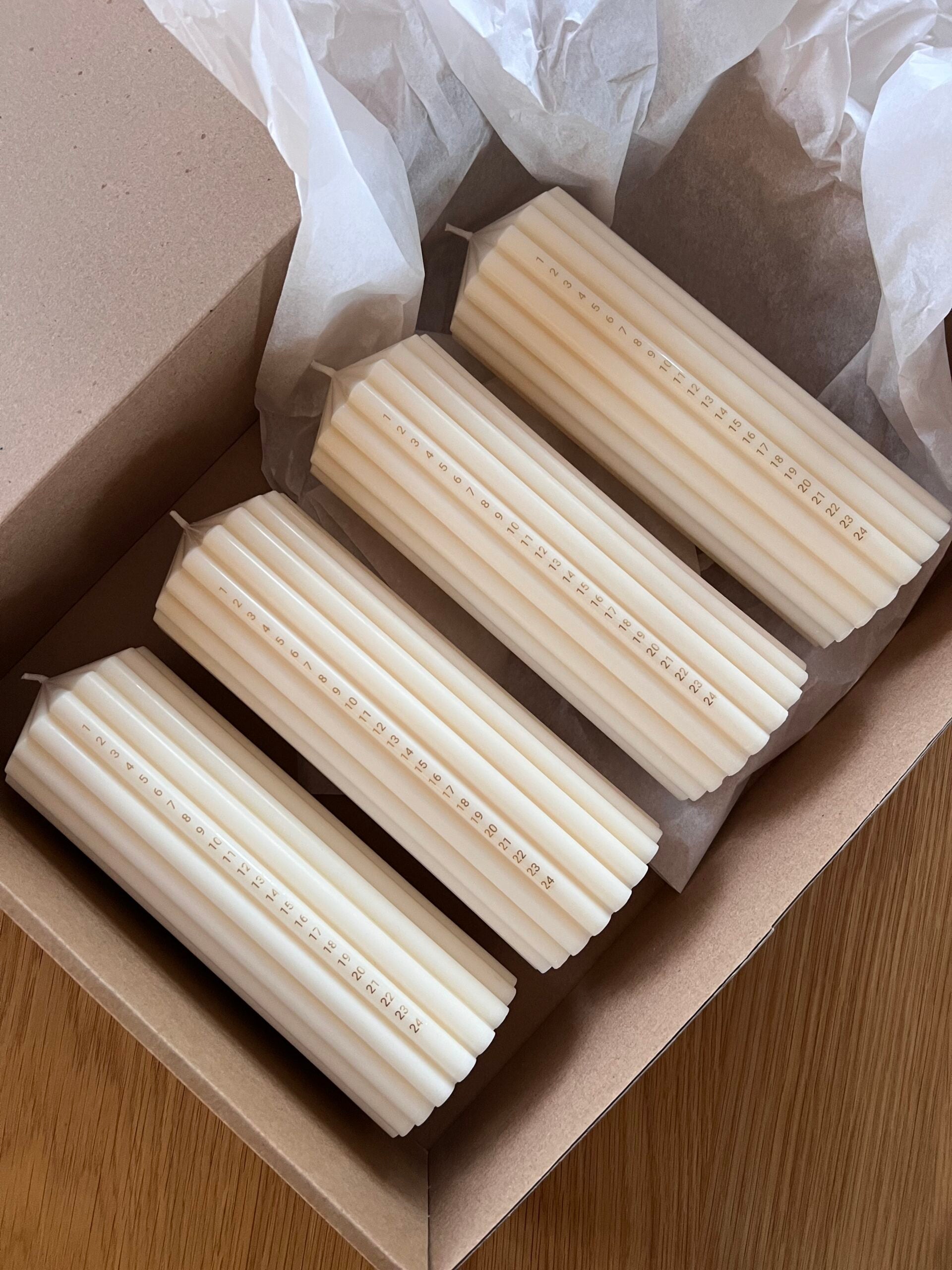 Håndlavet hvid kalenderlys med bomuldsvæge og 90 timers brændetid – Classic fra Butikalrum.dk på Amagerbro