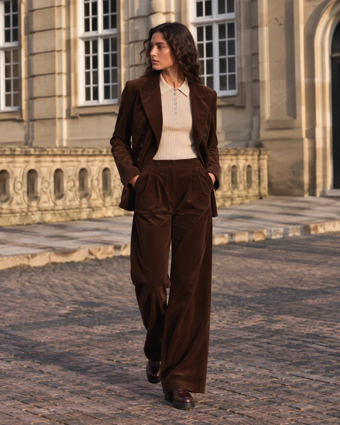 Connie Pants Corduroy fra LA RŌUGE i Dark Brown, elegante fløjlsbukser med vide ben og læg i 100% bomuld – køb hos butikalrum.dk.