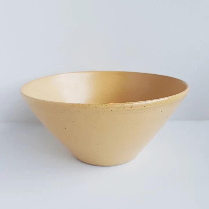 Stor håndlavet skål i farven Curry – bornholmsk keramik med gylden glasur, Ø25 cm, H12 cm, perfekt til salater og servering.