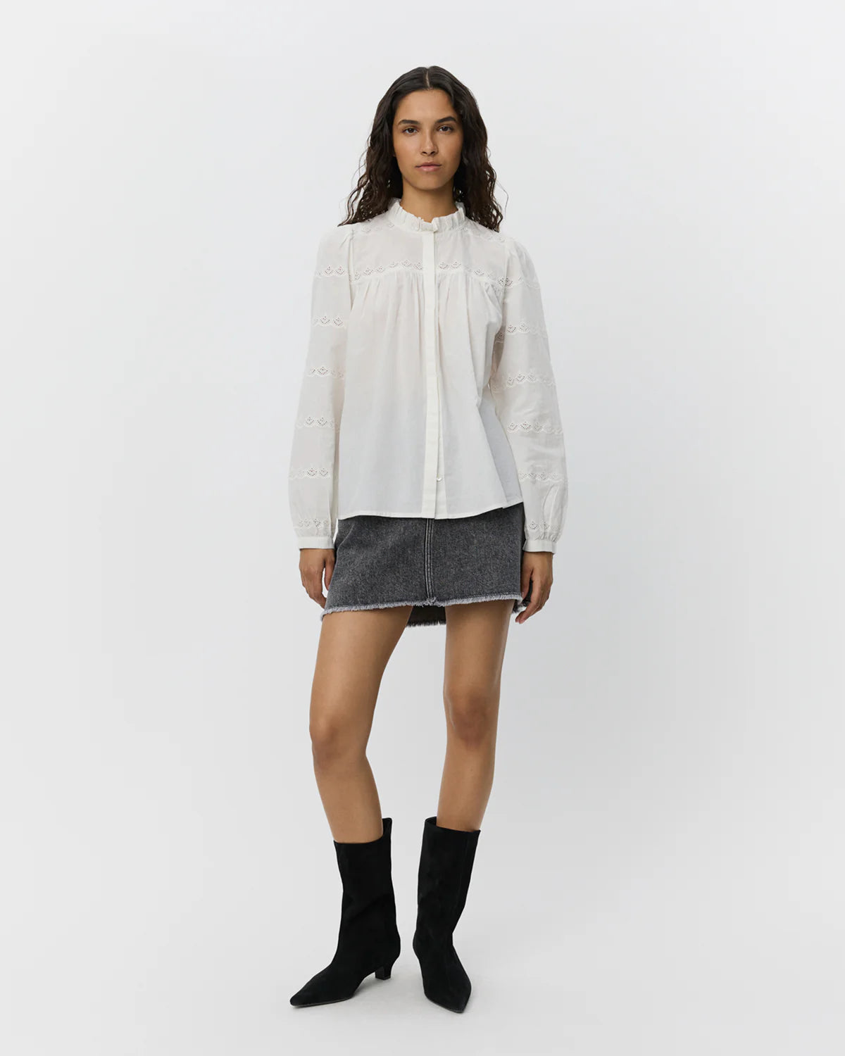 Hvid skjorte fra Sofie Schnoor med broderie anglaise-detaljer, skjult knaplukning og klassisk pasform
