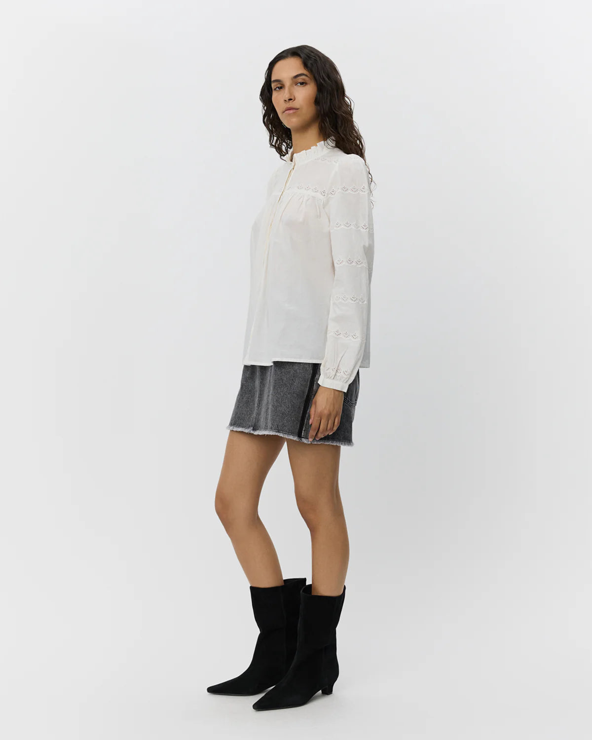 Hvid skjorte fra Sofie Schnoor med broderie anglaise-detaljer, skjult knaplukning og klassisk pasform