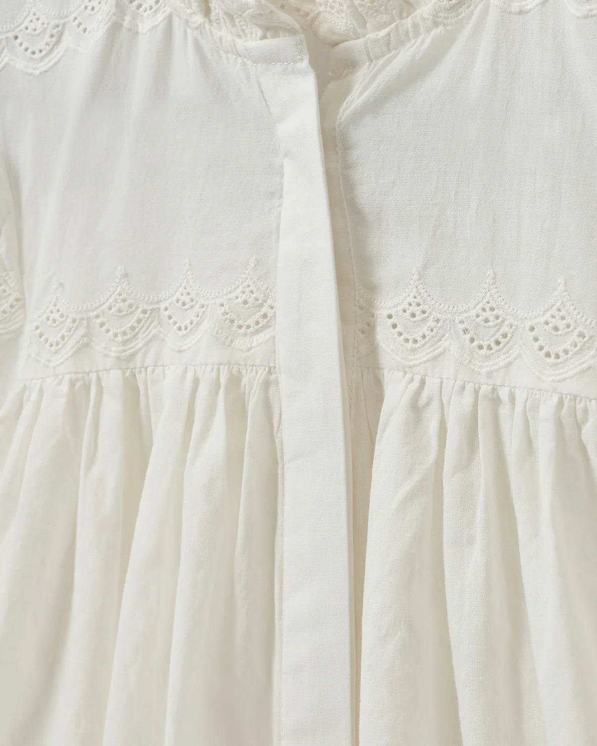 Hvid skjorte fra Sofie Schnoor med broderie anglaise-detaljer, skjult knaplukning og klassisk pasform