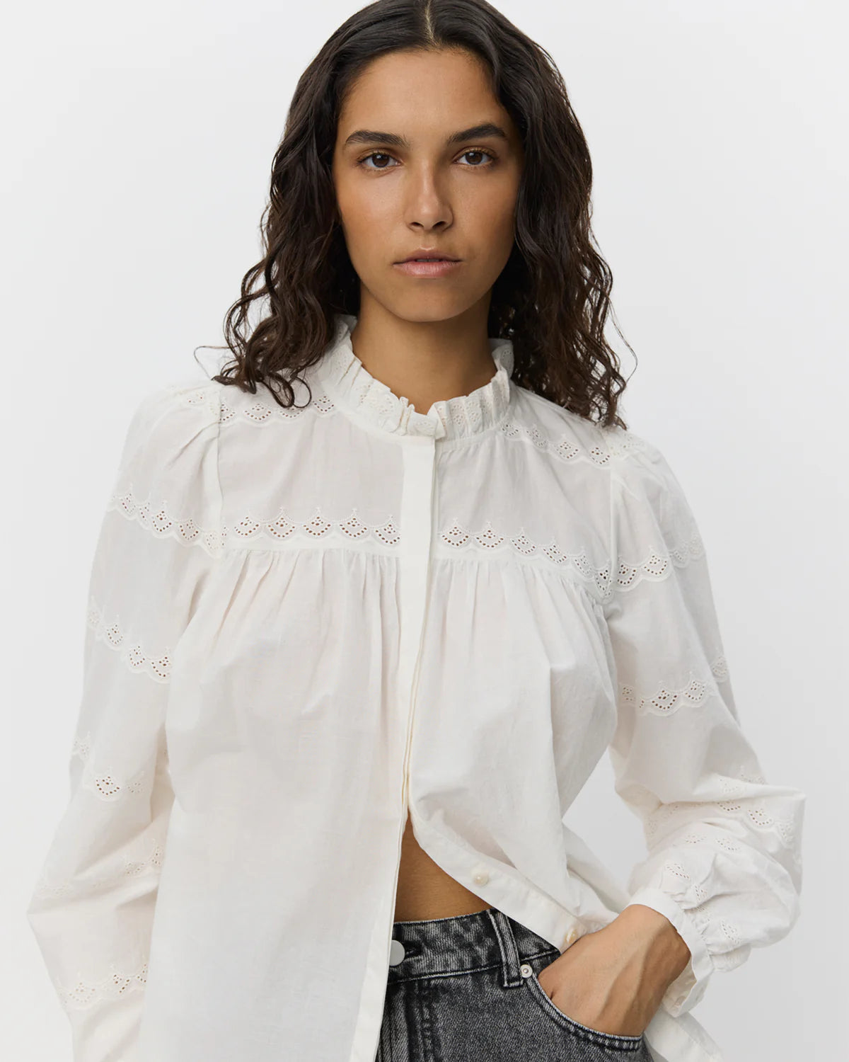 Hvid skjorte fra Sofie Schnoor med broderie anglaise-detaljer, skjult knaplukning og klassisk pasform
