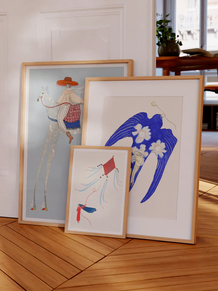 Dagdrømmeren fra Krull Studio, der forestiller en blå fugl med blomster og lys baggrund. Plakaten er i 230 gram mat kvalitetspapir.