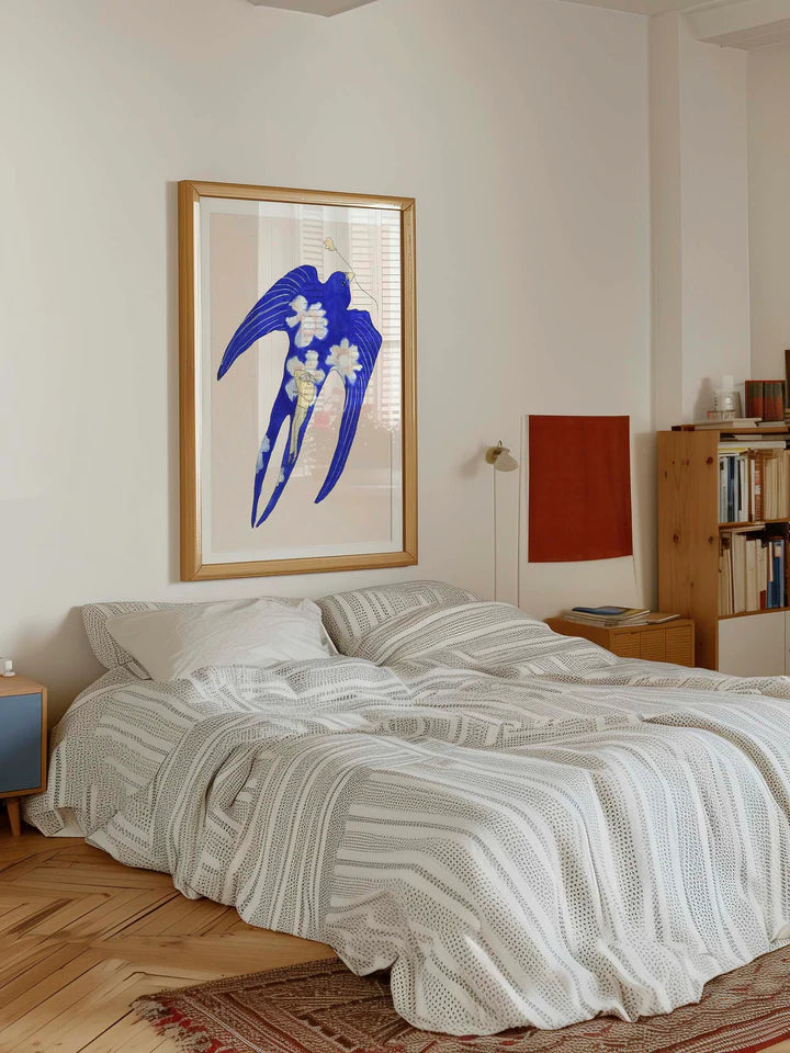 Dagdrømmeren fra Krull Studio, der forestiller en blå fugl med blomster og lys baggrund. Plakaten er i 230 gram mat kvalitetspapir.