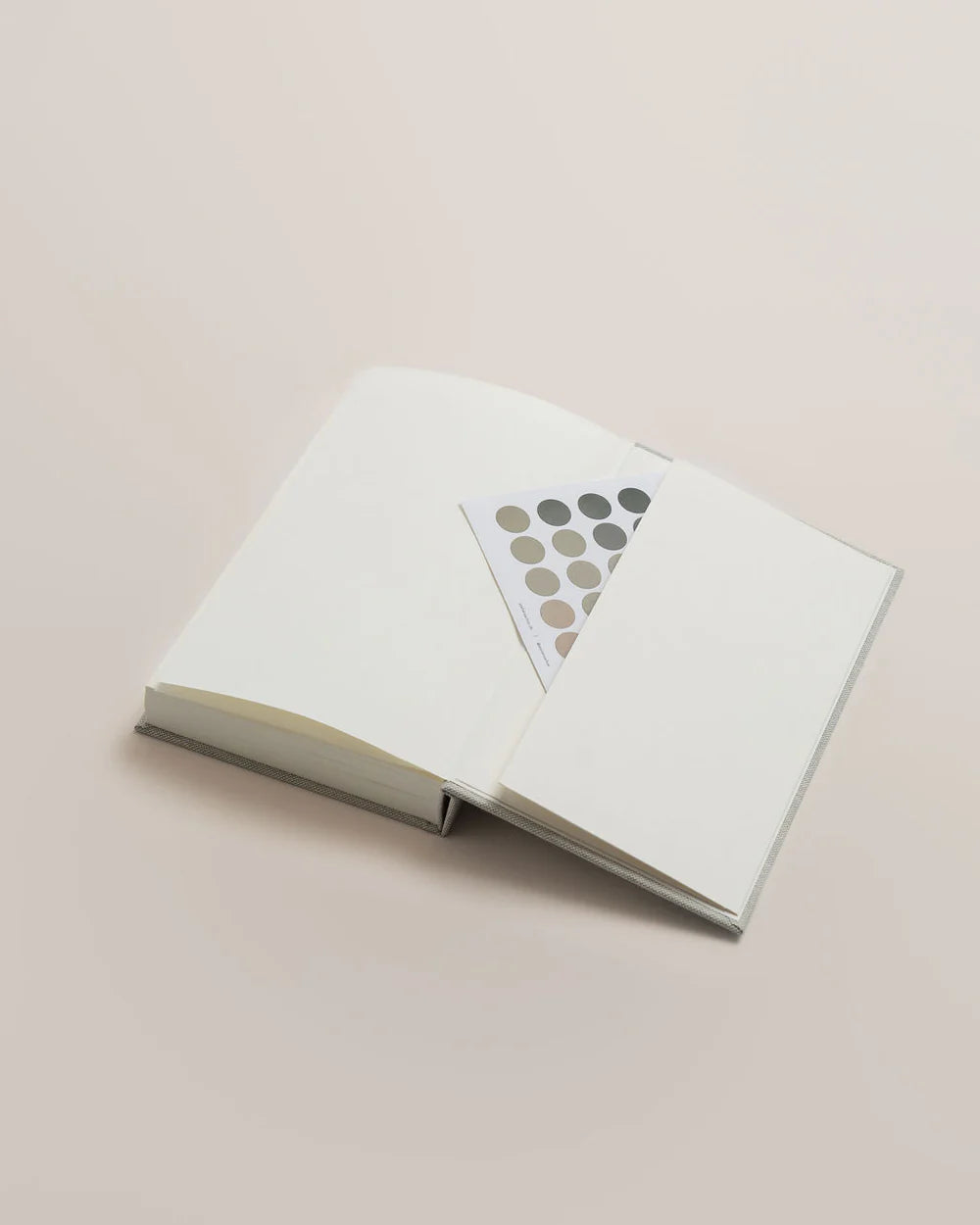 Dagskalender 2026 med én dag pr. side og stofcover – køb hos butikalrum.dk