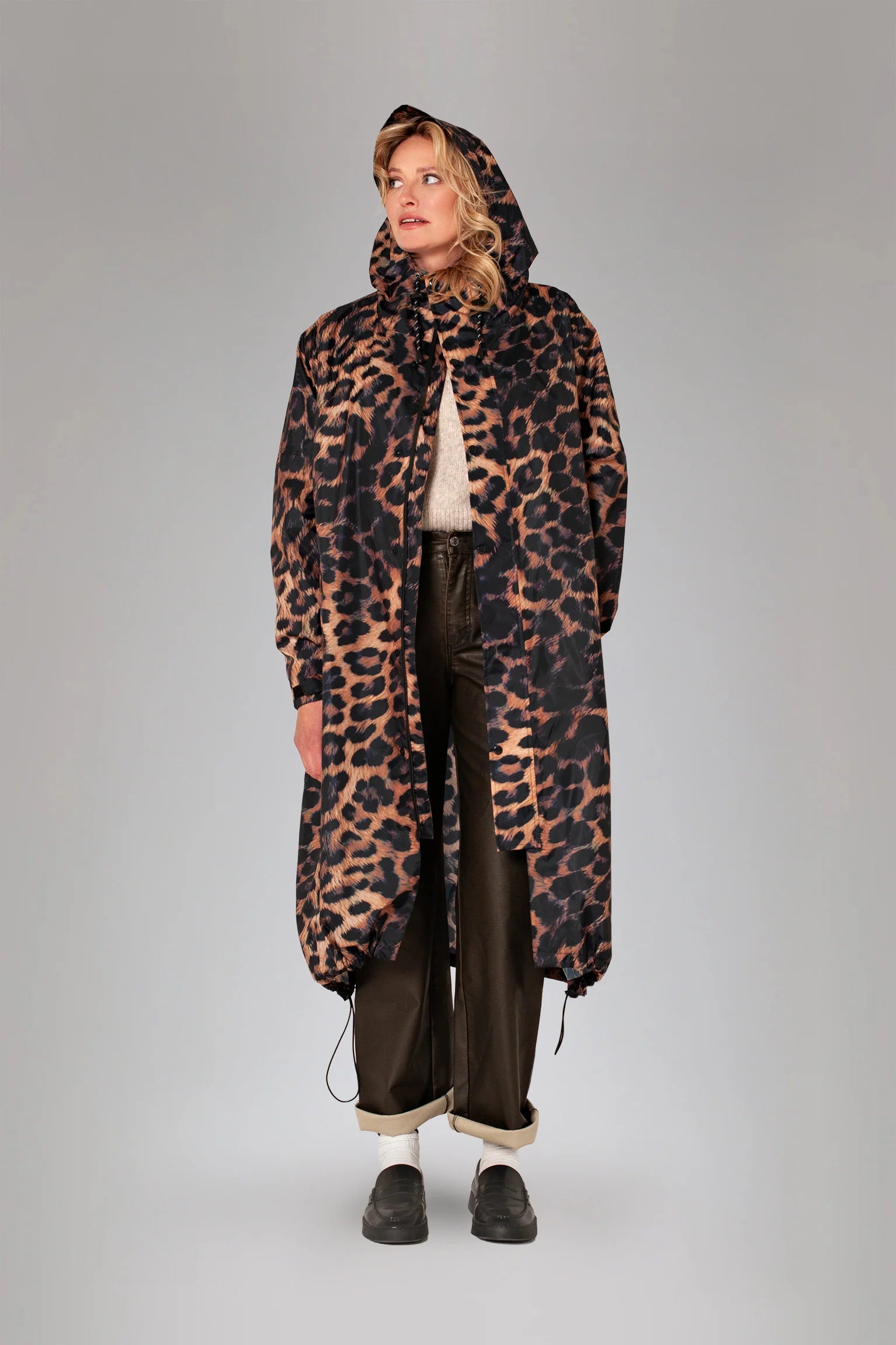 Dark Leopard Rain Coat fra Rainkiss i genanvendt polyester – køb hos Butik Alrum