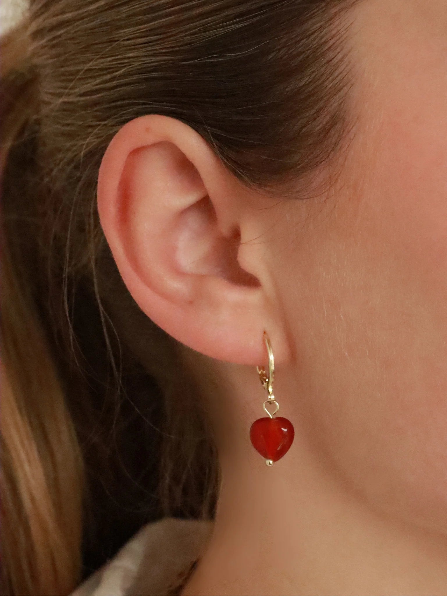Øreringe med rød jade hjerte og 18k guldbelægning – køb hos butikalrum.dk