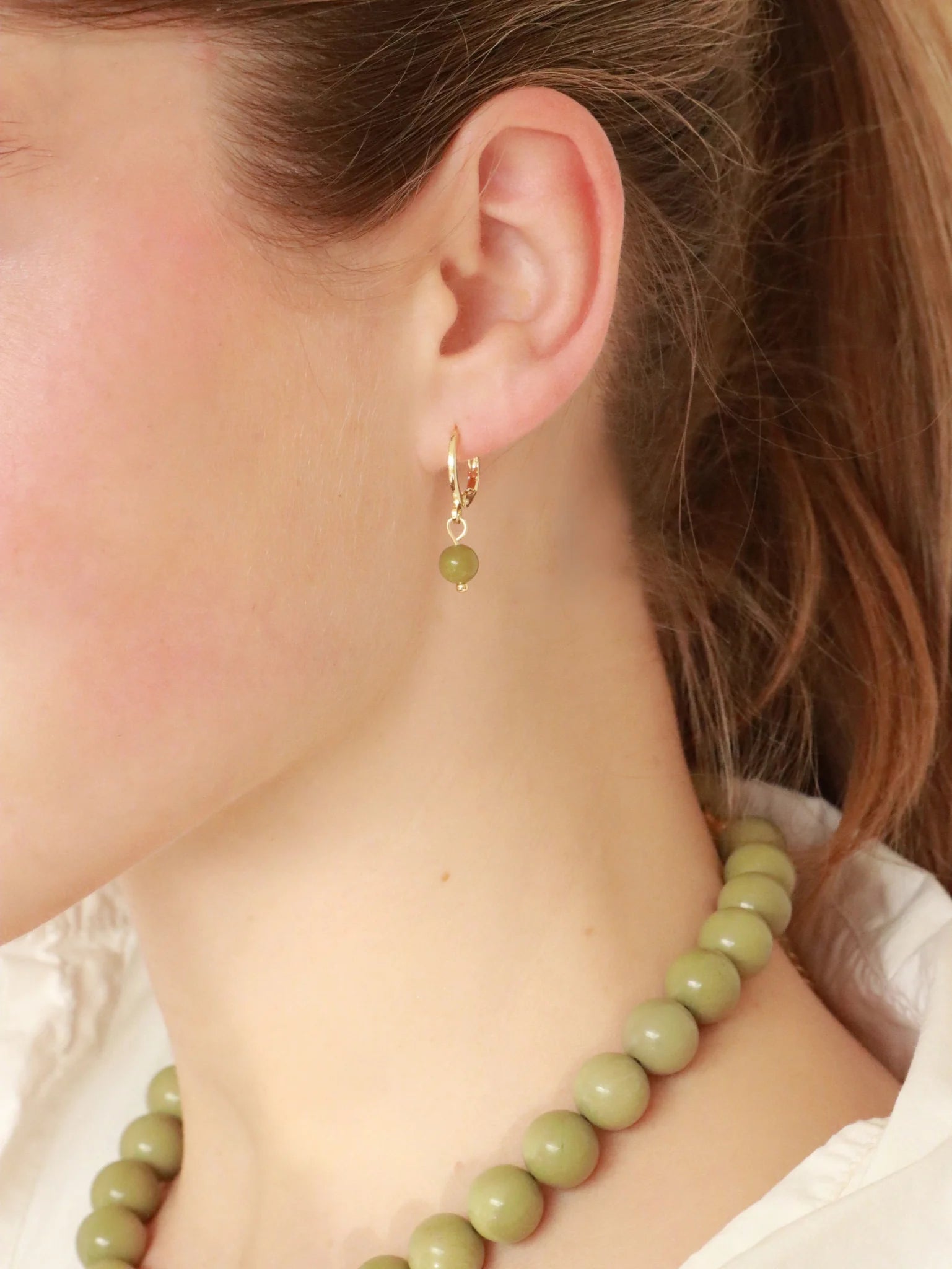 Huggie øreringe med grøn Alashan agat og 18k guldbelægning – køb hos butikalrum.dk