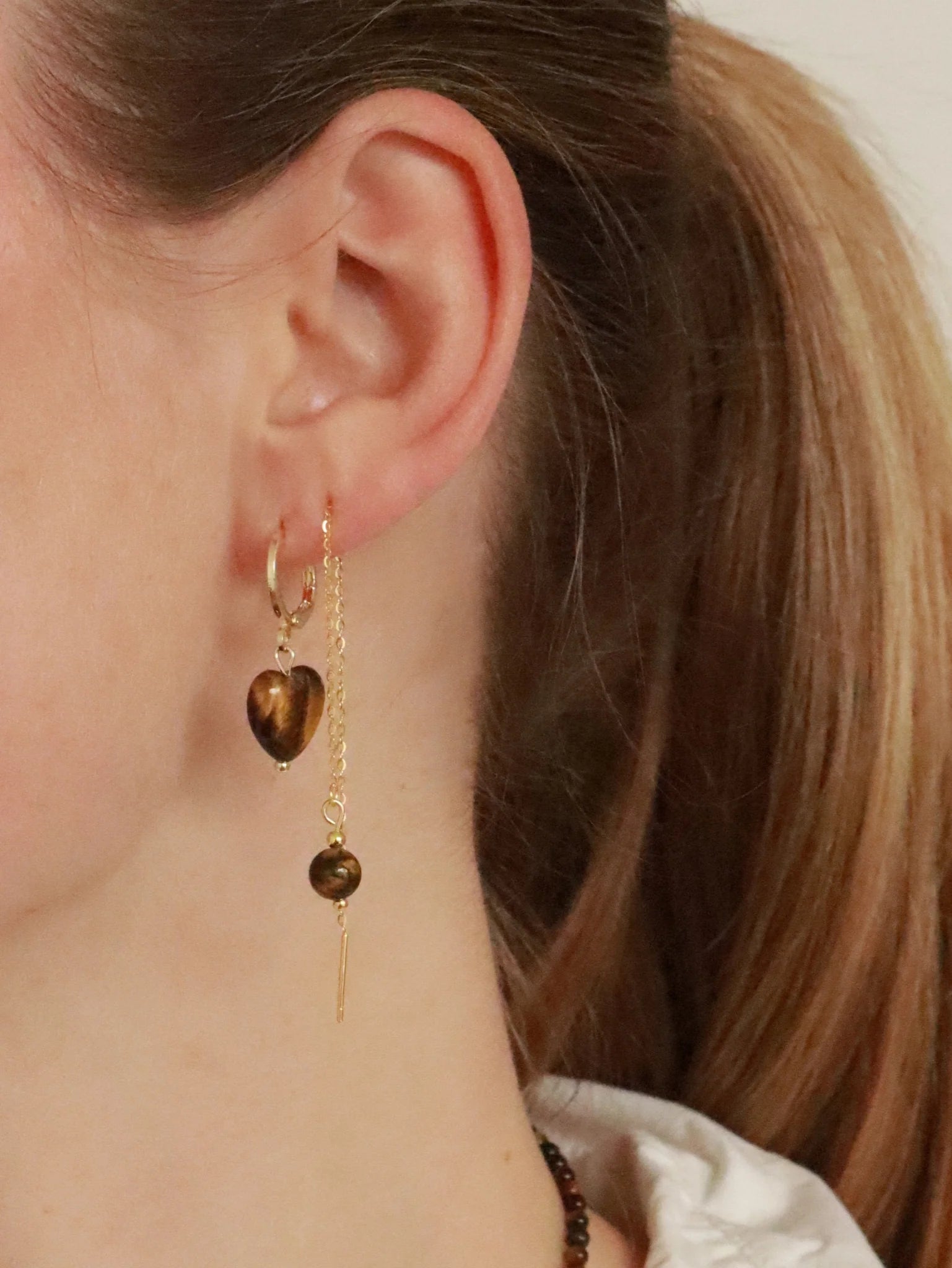 Øreringe med tiger eye hjerte og 18k guldbelægning – køb hos butikalrum.dk