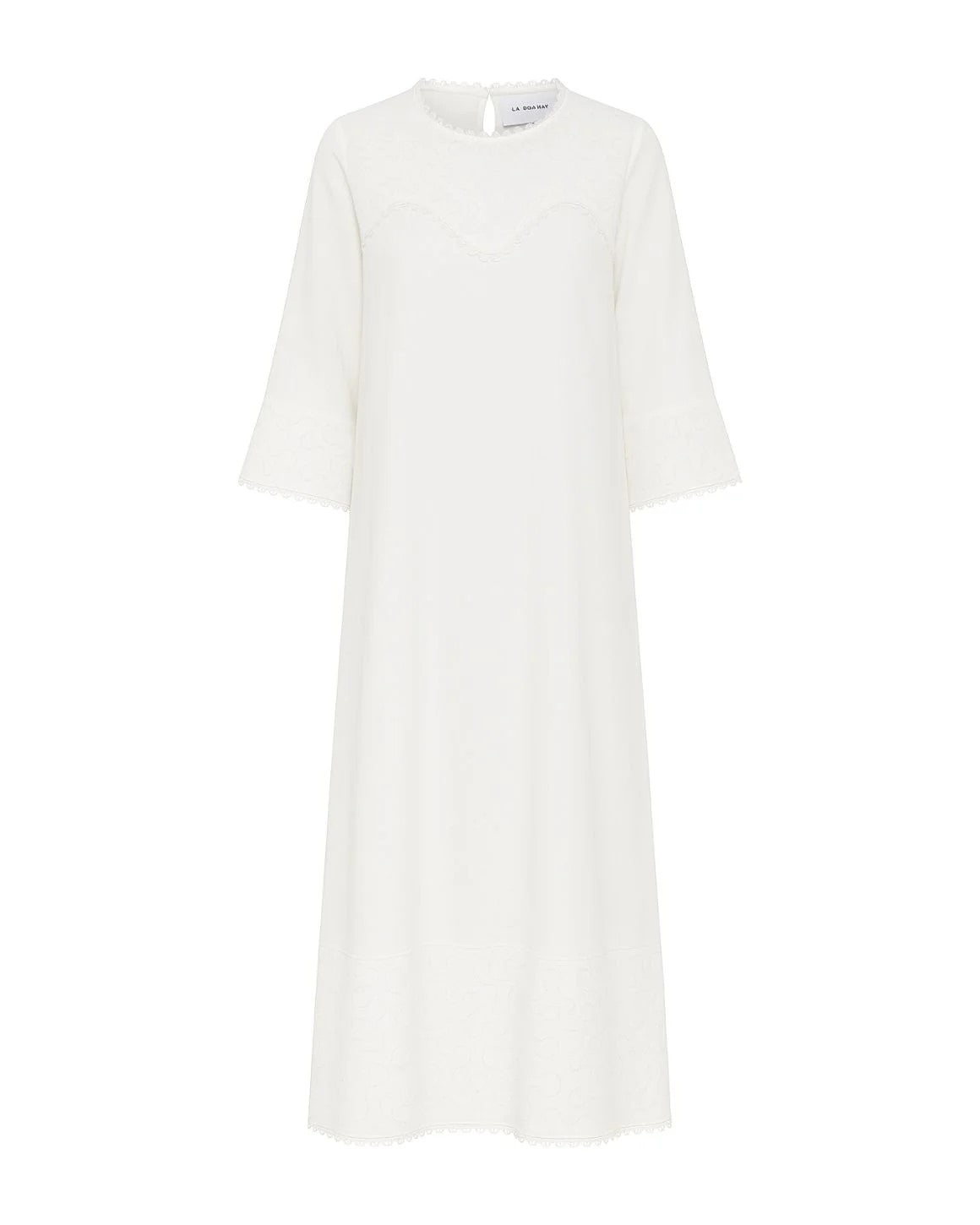 Lang kjole med broderi og blondekanter – Dori Dress fra Butikalrum. Romantisk og feminin pasform.