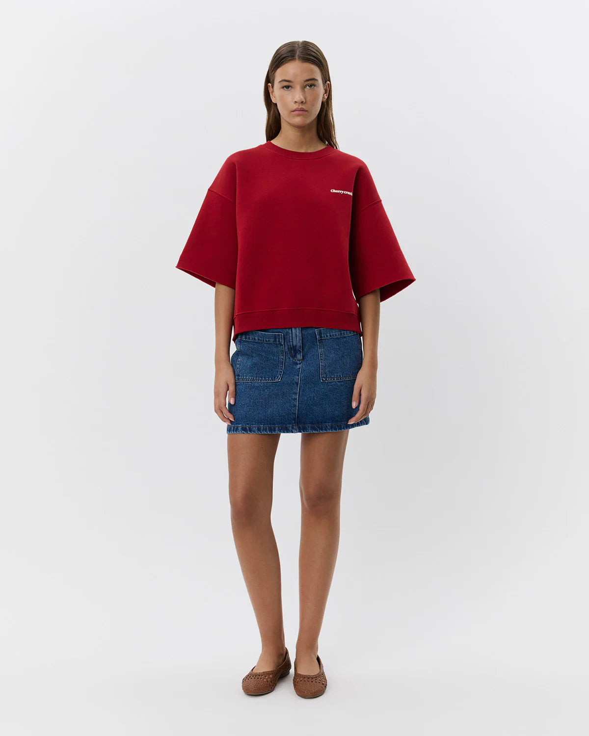 Rød sweatshirt med ærmer til albuen og rund hals. Overdelen har flotte kirsebær-detaljer og er perfekt til sommer. God statement trøje til klædeskabet.