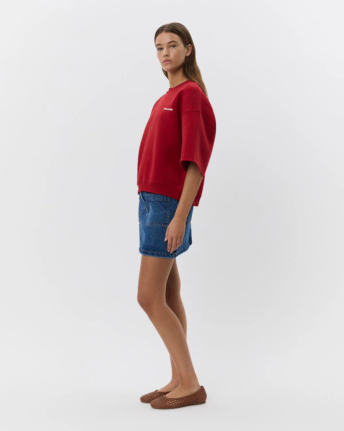 Rød sweatshirt med ærmer til albuen og rund hals. Overdelen har flotte kirsebær-detaljer og er perfekt til sommer. God statement trøje til klædeskabet.