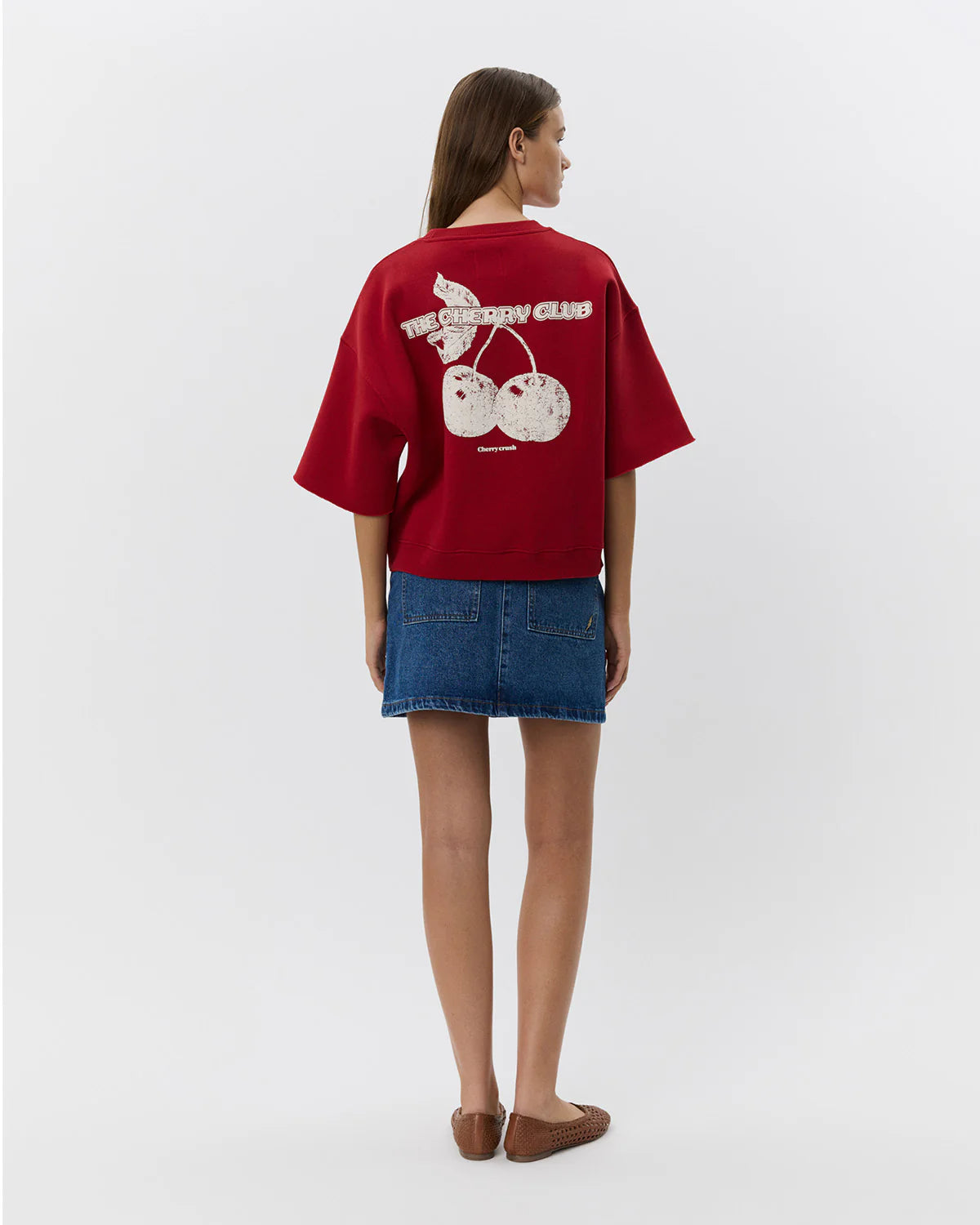 Rød sweatshirt med ærmer til albuen og rund hals. Overdelen har flotte kirsebær-detaljer og er perfekt til sommer. God statement trøje til klædeskabet.