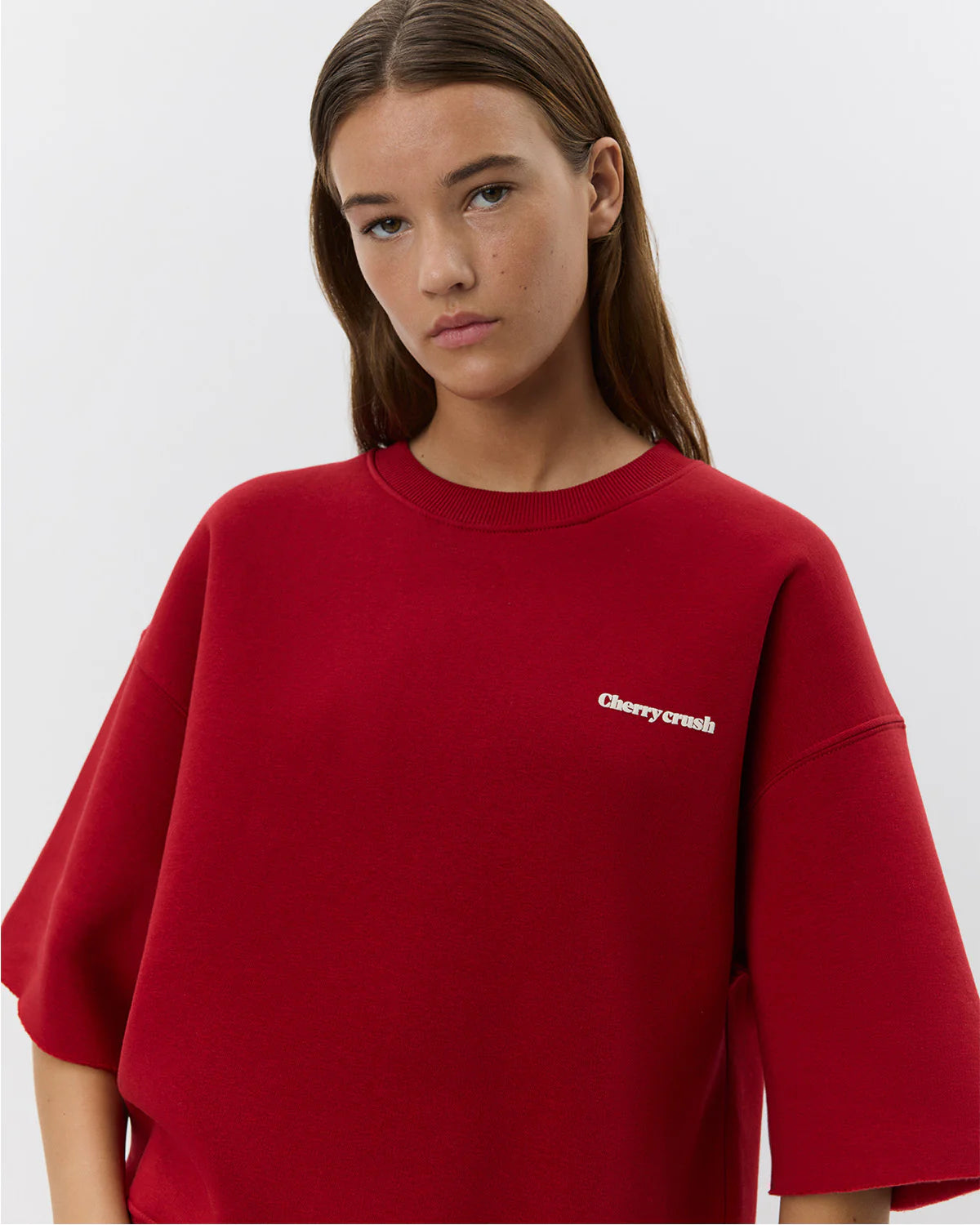 Rød sweatshirt med ærmer til albuen og rund hals. Overdelen har kirsebær-detaljer og er perfekt til sommer. God statement trøje til klædeskabet.