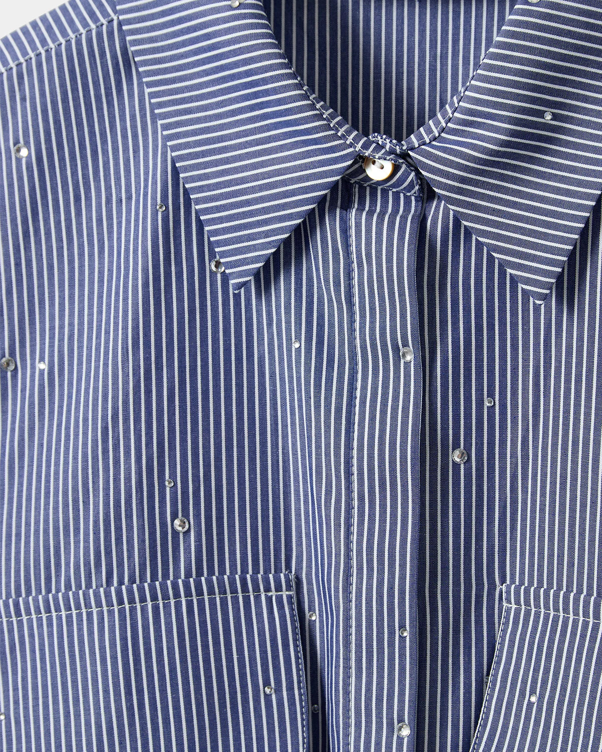 Blåstribet skjorte med krave, skjult knappelukning, brystlommer og sølvstensdetaljer.