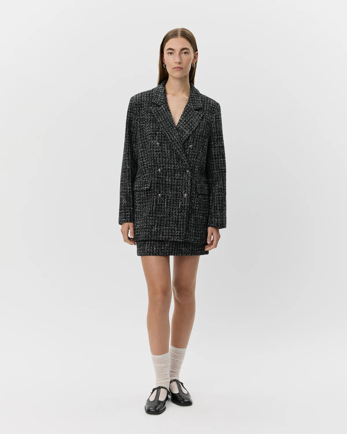 Køb EVIESW jakke i sort bouclé fra Sofie Schnoor hos butikalrum.dk – dobbeltradet blazer med klassisk pasform