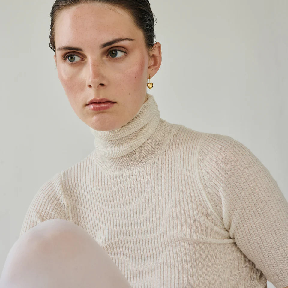 Poma Drop Heart ørestik med blødt hjerte og åben bøjle fra Enamel – stilrent og feminint design