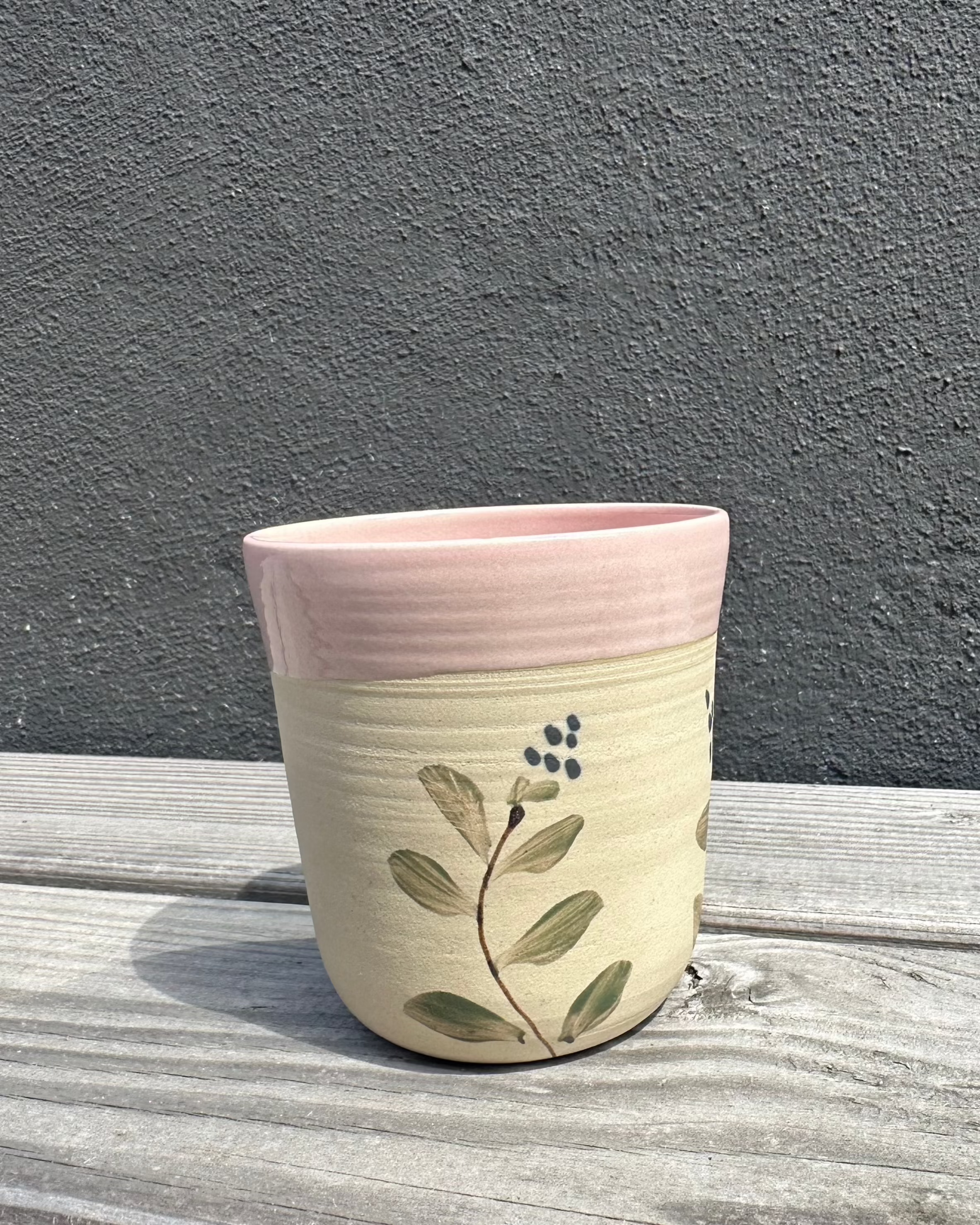 Lav keramikkop med Evig Flor-design og lyserød kant, hånddrejet og håndmalet af Stine Mei.