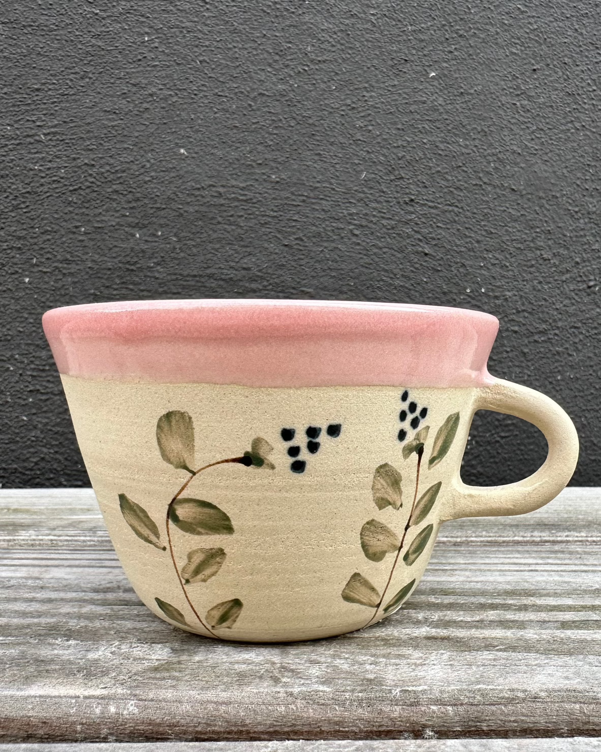 Stine Mei Blomsterkop – hånddrejet keramik kop med hank og unikke blomstermotiver.
