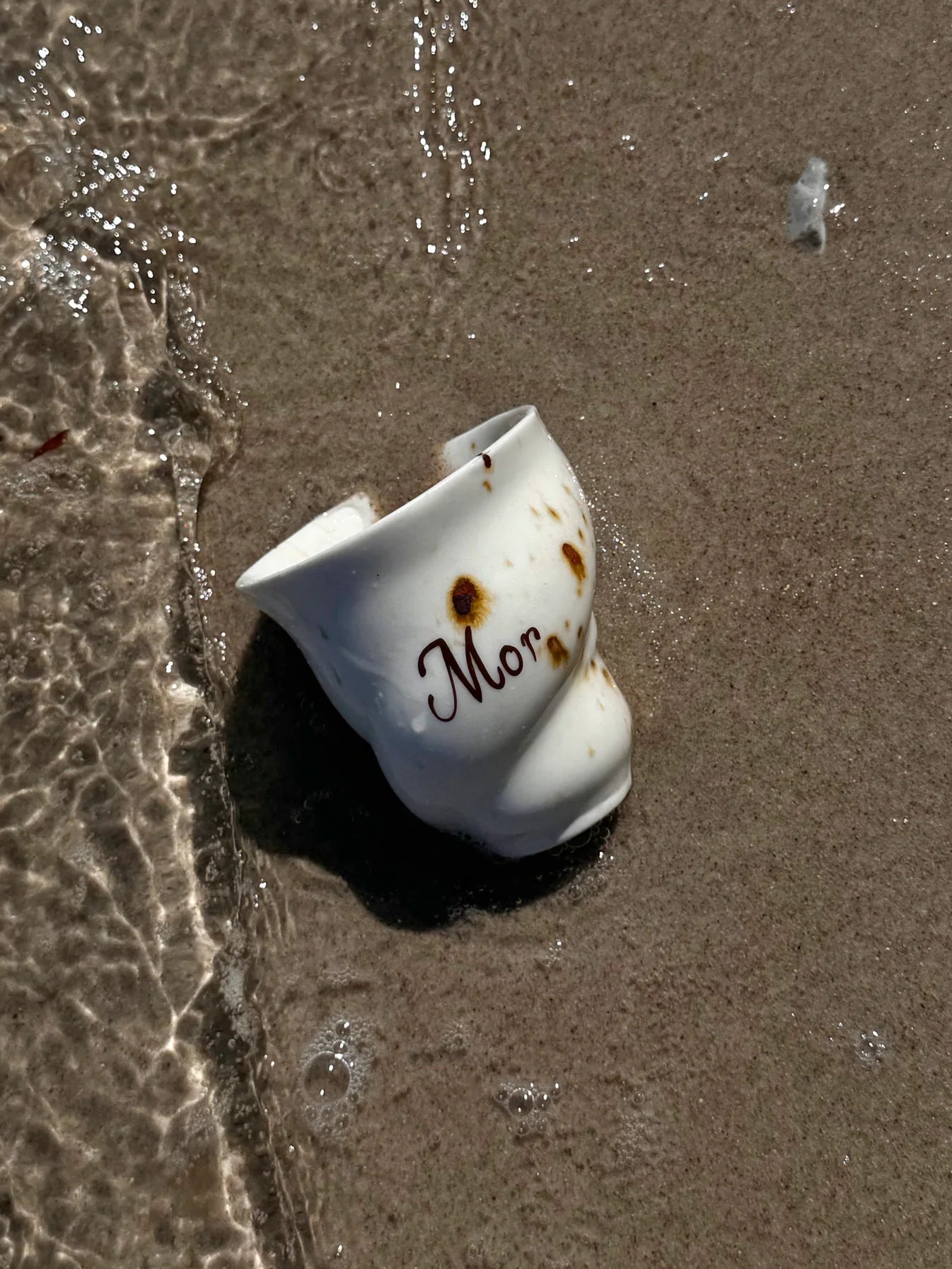 Keramisk kop med 'mor' skrevet på fra Studio Aarhus. Kan indeholde 175 ml. Måler H9, D8 cm. Køb hos butikalrum.dk.