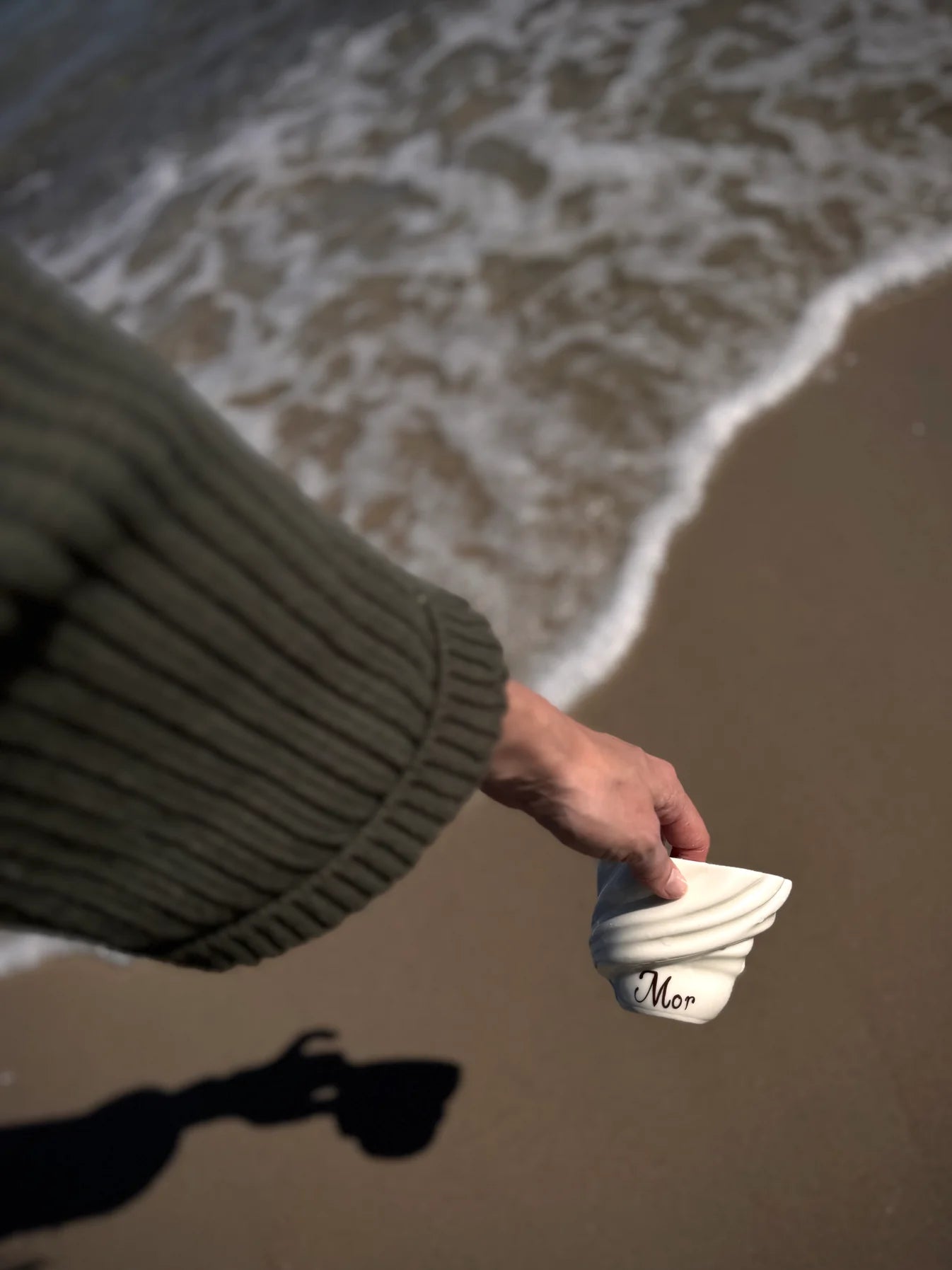 Håndlavet Svanekop fra Studio Aarhus med teksten 'mor' til mors dags gave. Kan indeholde 230 ml - køb hos butikalrum.dk