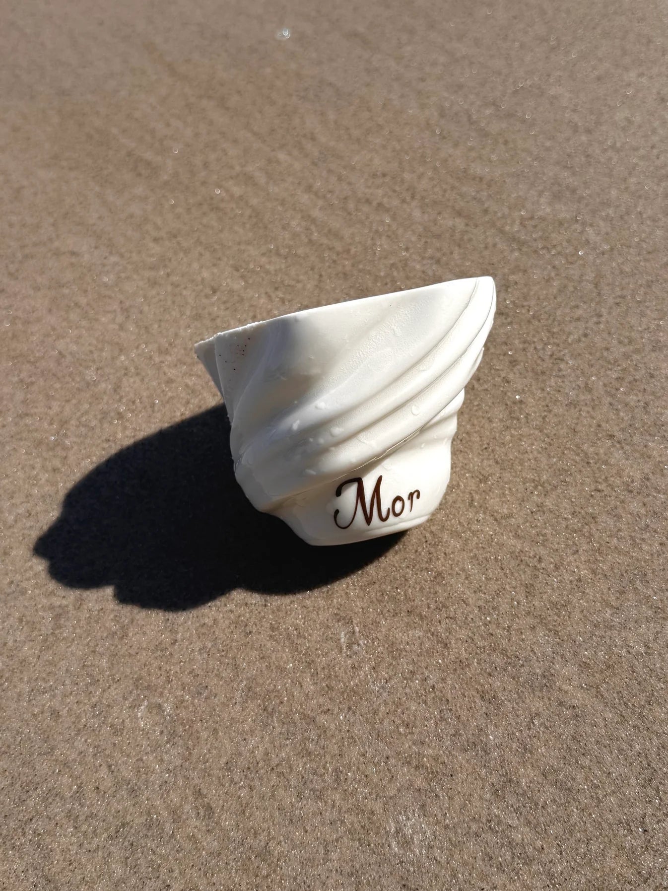 Håndlavet Svanekop fra Studio Aarhus med teksten 'mor' til mors dags gave. Kan indeholde 230 ml - køb hos butikalrum.dk